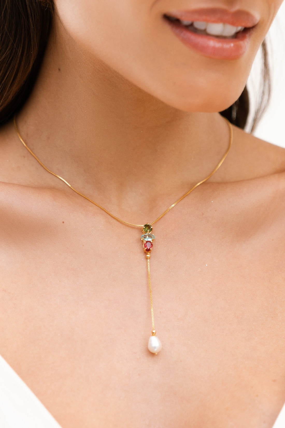 Colar Carolina Gravatinha com Cristais e Pérola de Água Doce Banho de Ouro 18k