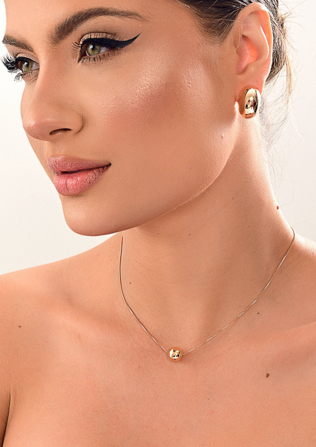 Colar Diana Curto com Pérola Shell e Esferas Douradas Banho de Ouro 18k