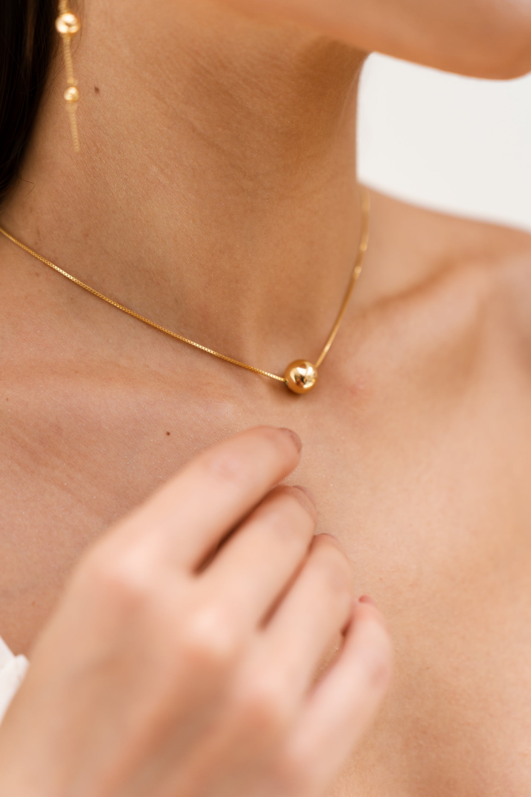 Colar Diana Curto com Pérola Shell e Esferas Douradas Banho de Ouro 18k