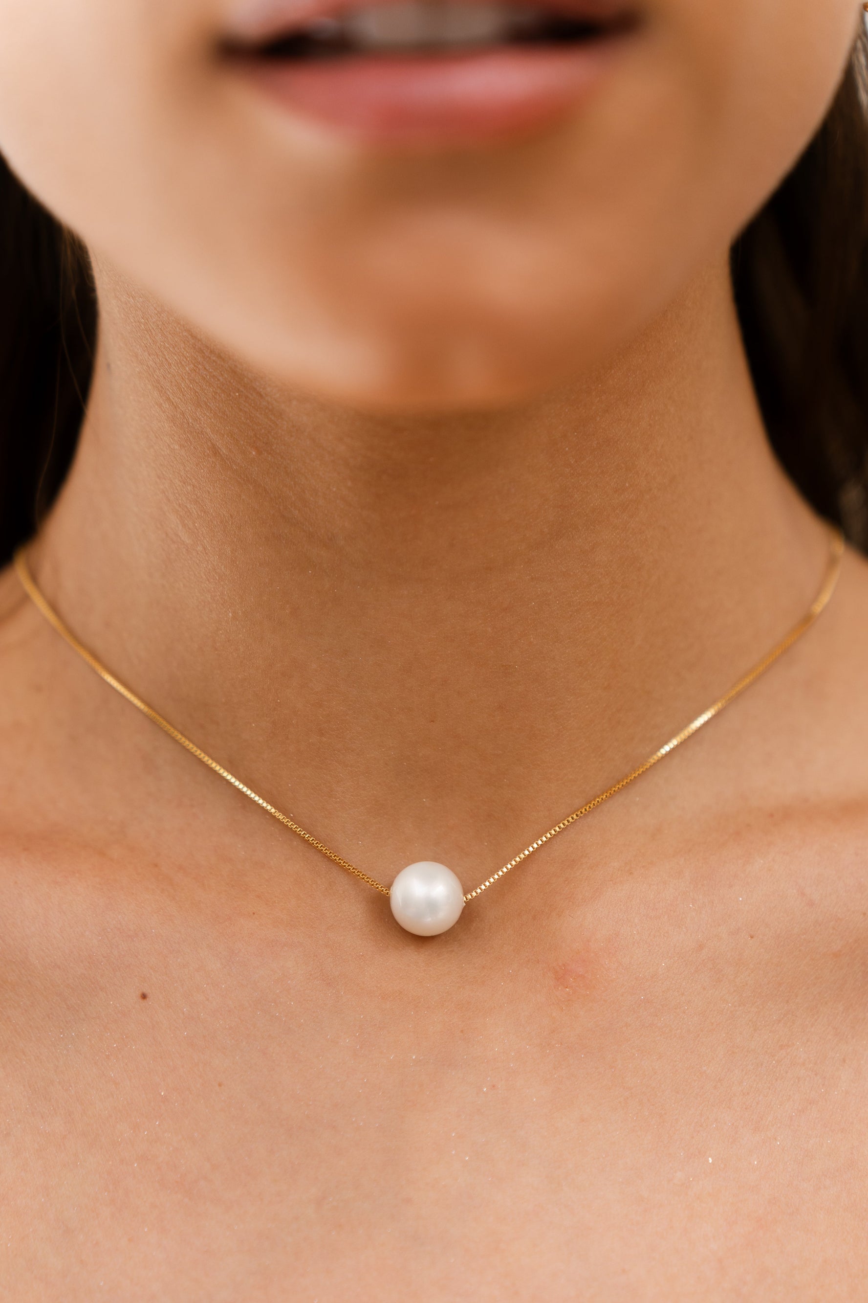 Colar Diana Curto com Pérola Shell e Esferas Douradas Banho de Ouro 18k