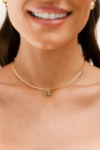 Colar Tamires Curto com Pedras Cristais Banho de Ouro 18k