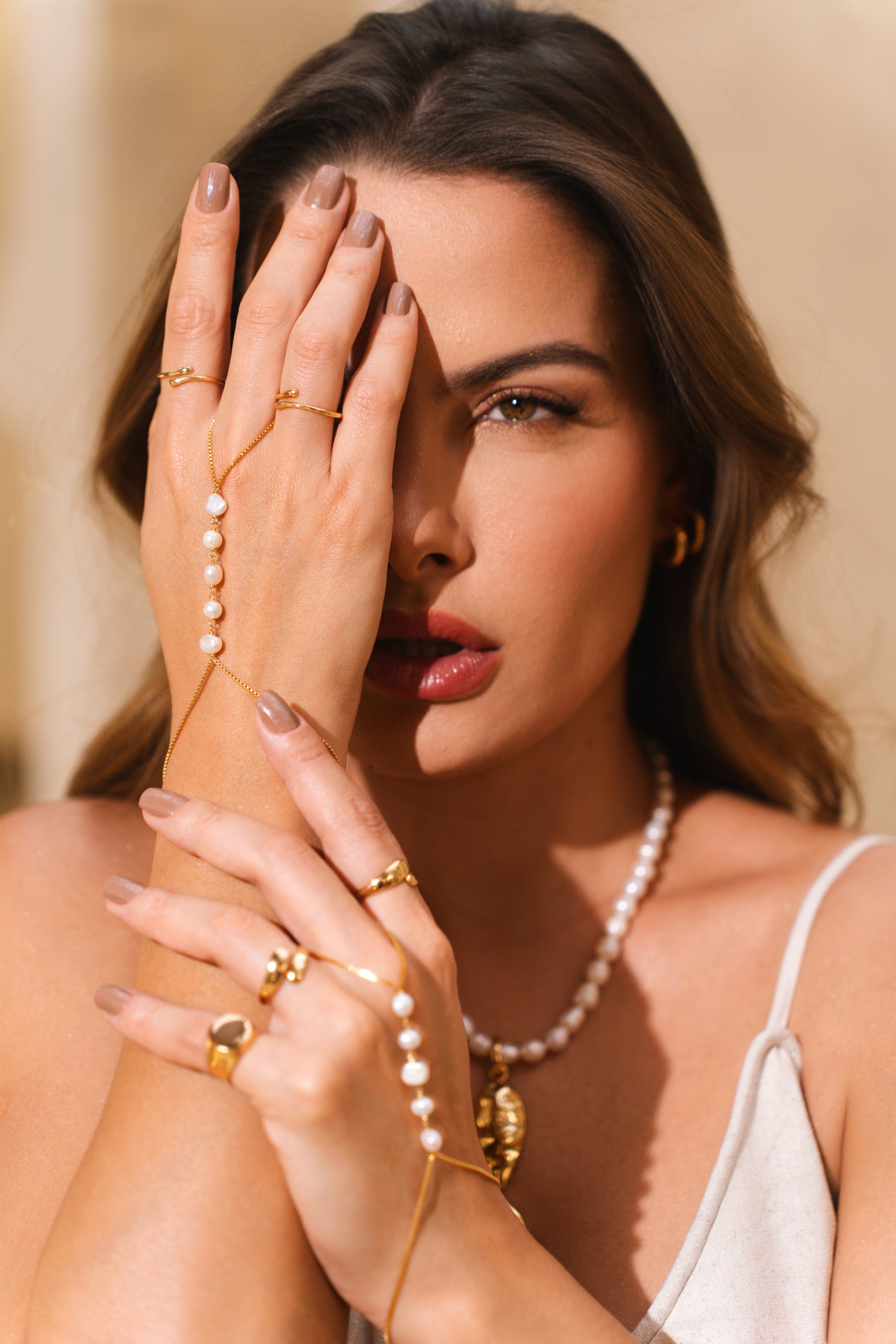 Pulseira Vera de Mão com Pérola de Água Doce Banho de Ouro 18k