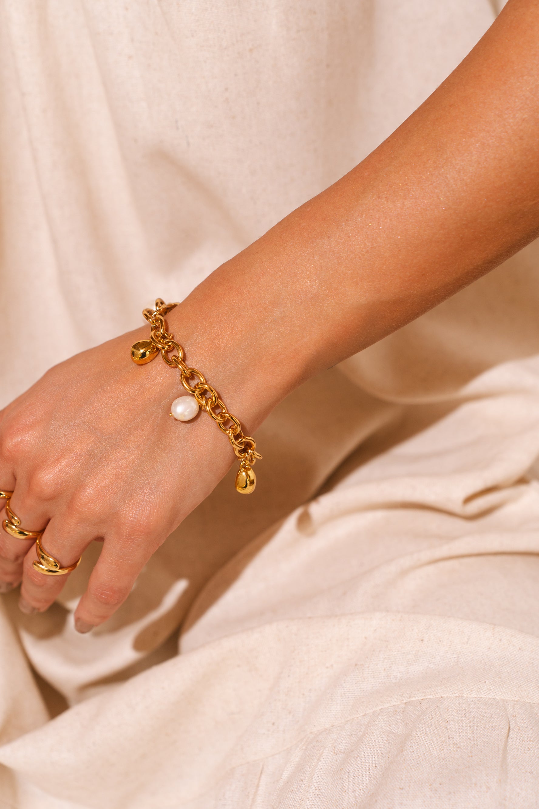 Pulseira Noa com Elos e Pingentes de Gotas e Pérolas Banho de Ouro 18k
