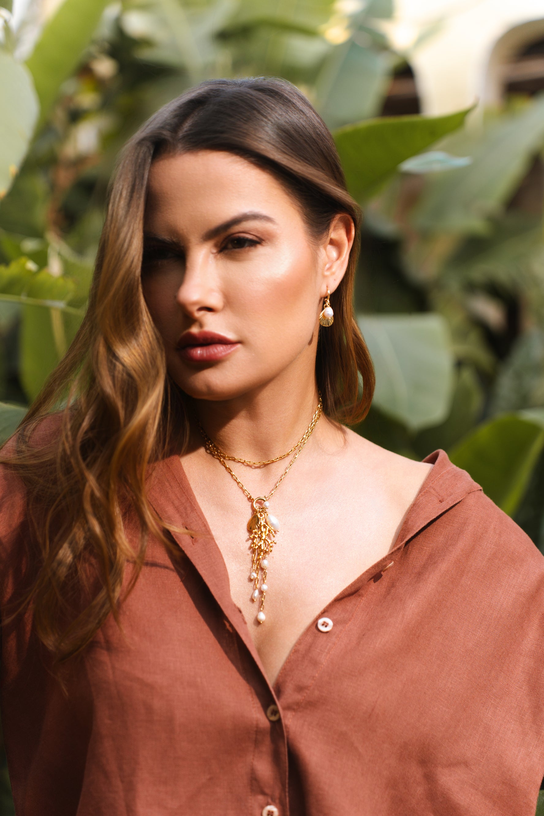 Colar Dora Longo com Pérolas de Água Doce e Corrente de Elos Banho de Ouro 18k