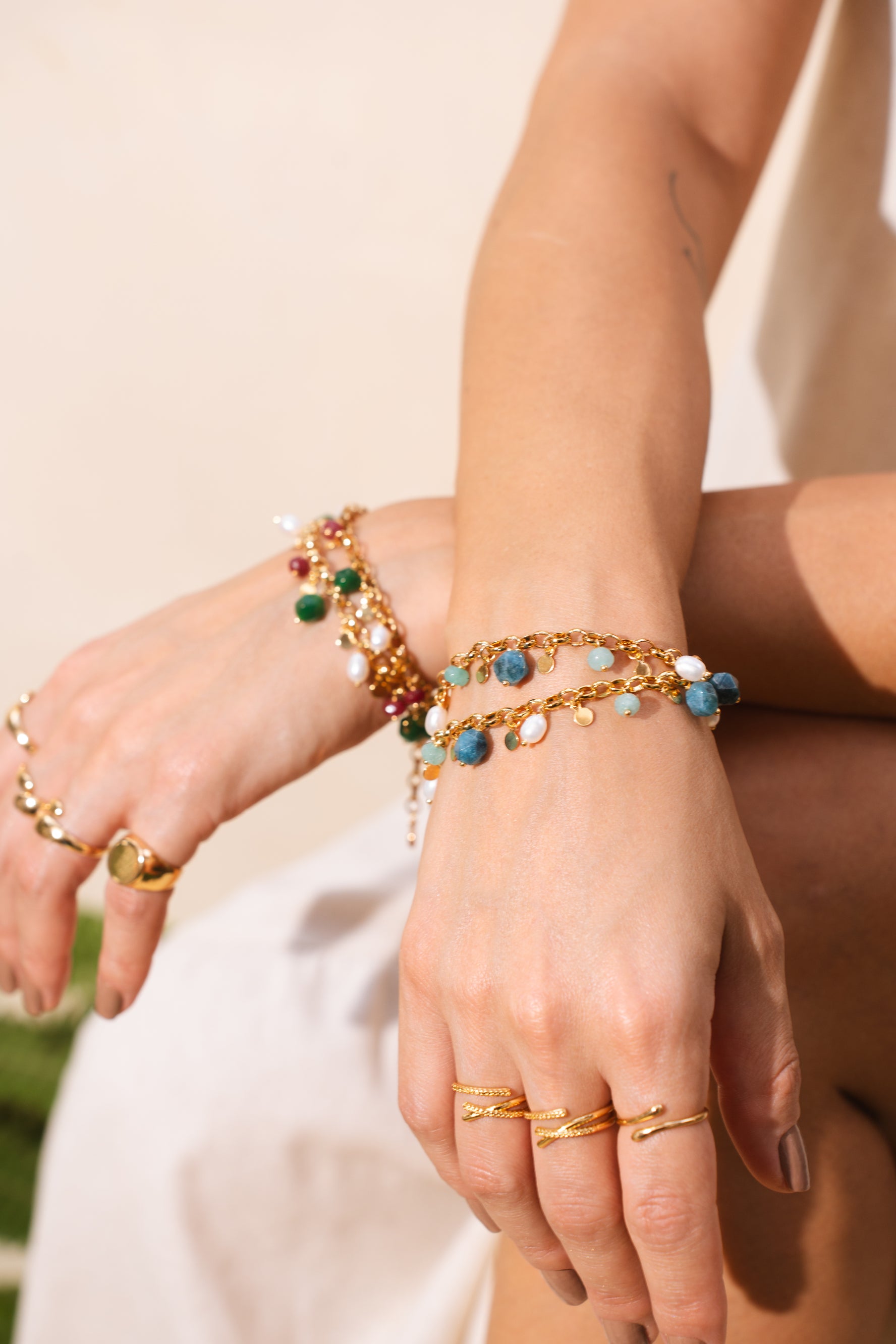 Pulseira Nati de Elos com Pingentes de Pedras Jade e Pérolas Banho de Ouro 18k