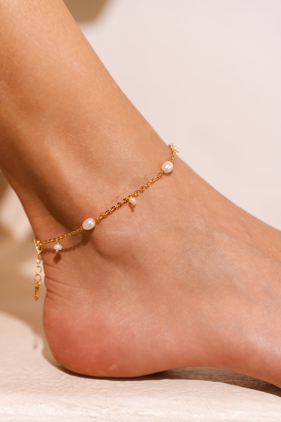 Tornozeleira Teresa com Pérolas de Água Doce e Corrente Banho de Ouro 18k