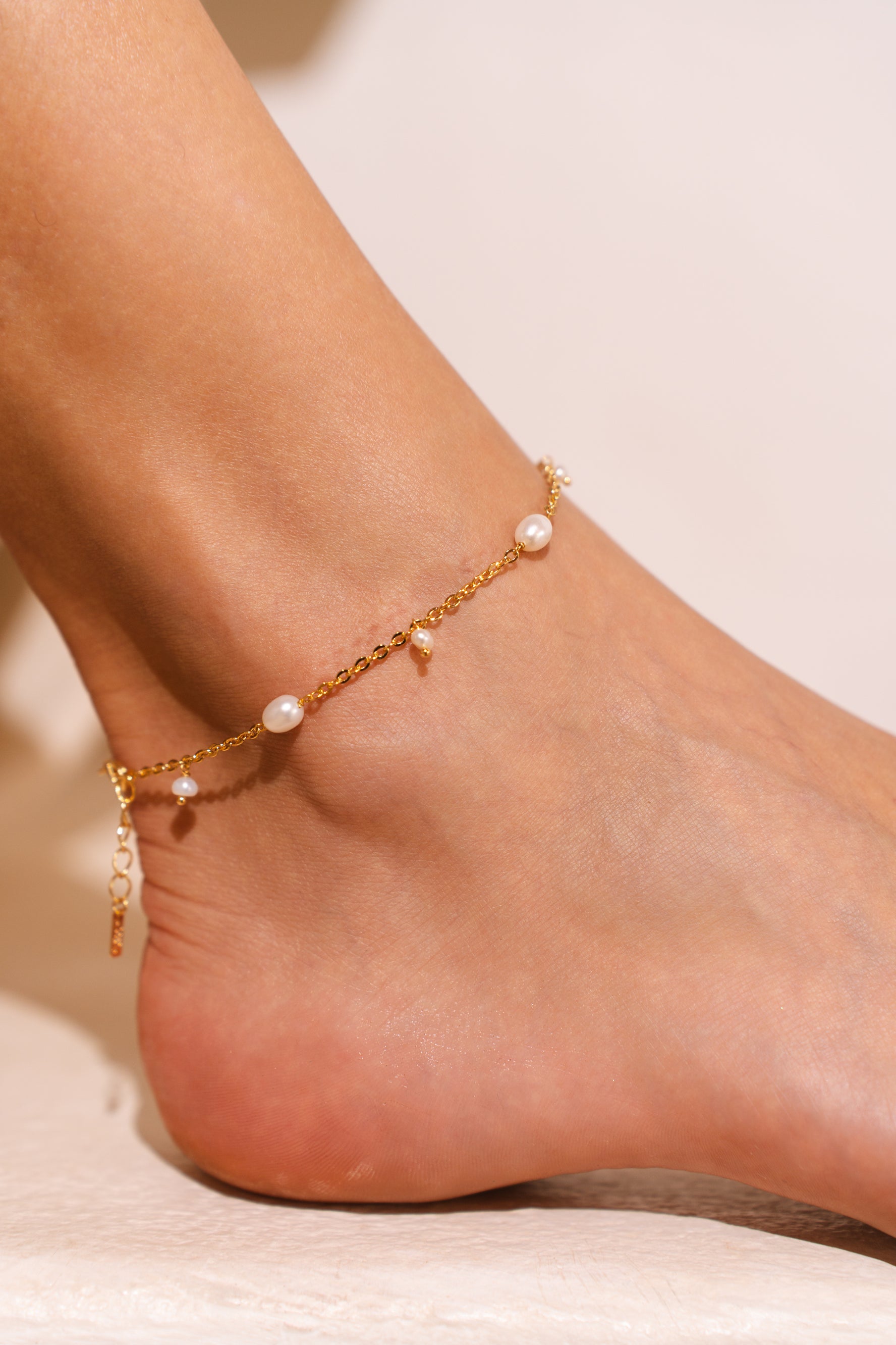 Tornozeleira Teresa com Pérolas de Água Doce e Corrente Banho de Ouro 18k