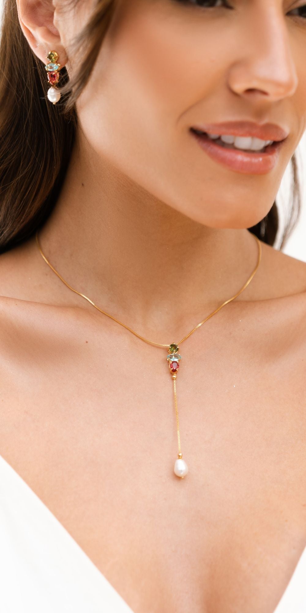 Colar Carolina Gravatinha com Cristais e Pérola de Água Doce Banho de Ouro 18k