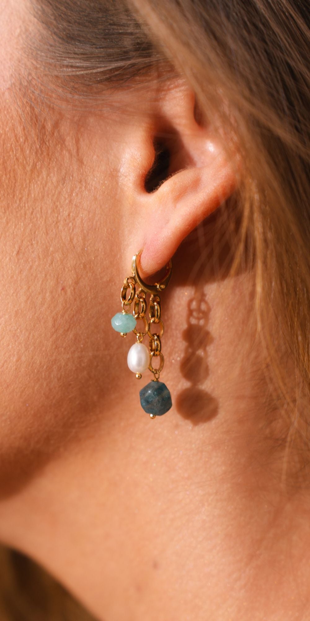 Brinco Nati de Argola com Pedras Naturais Jade e Pérolas Banho de Ouro 18k