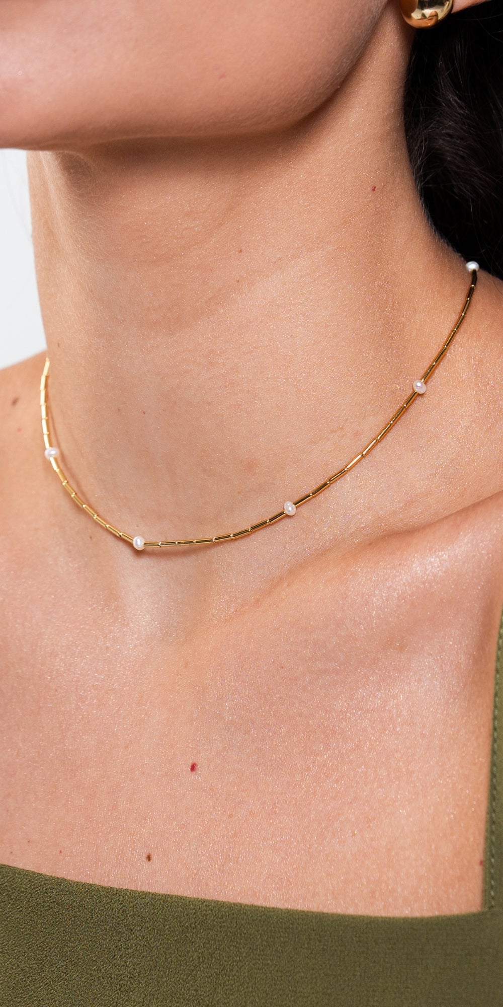 Colar Lora Curto de Pérolas de Água Doce Banho de Ouro 18k