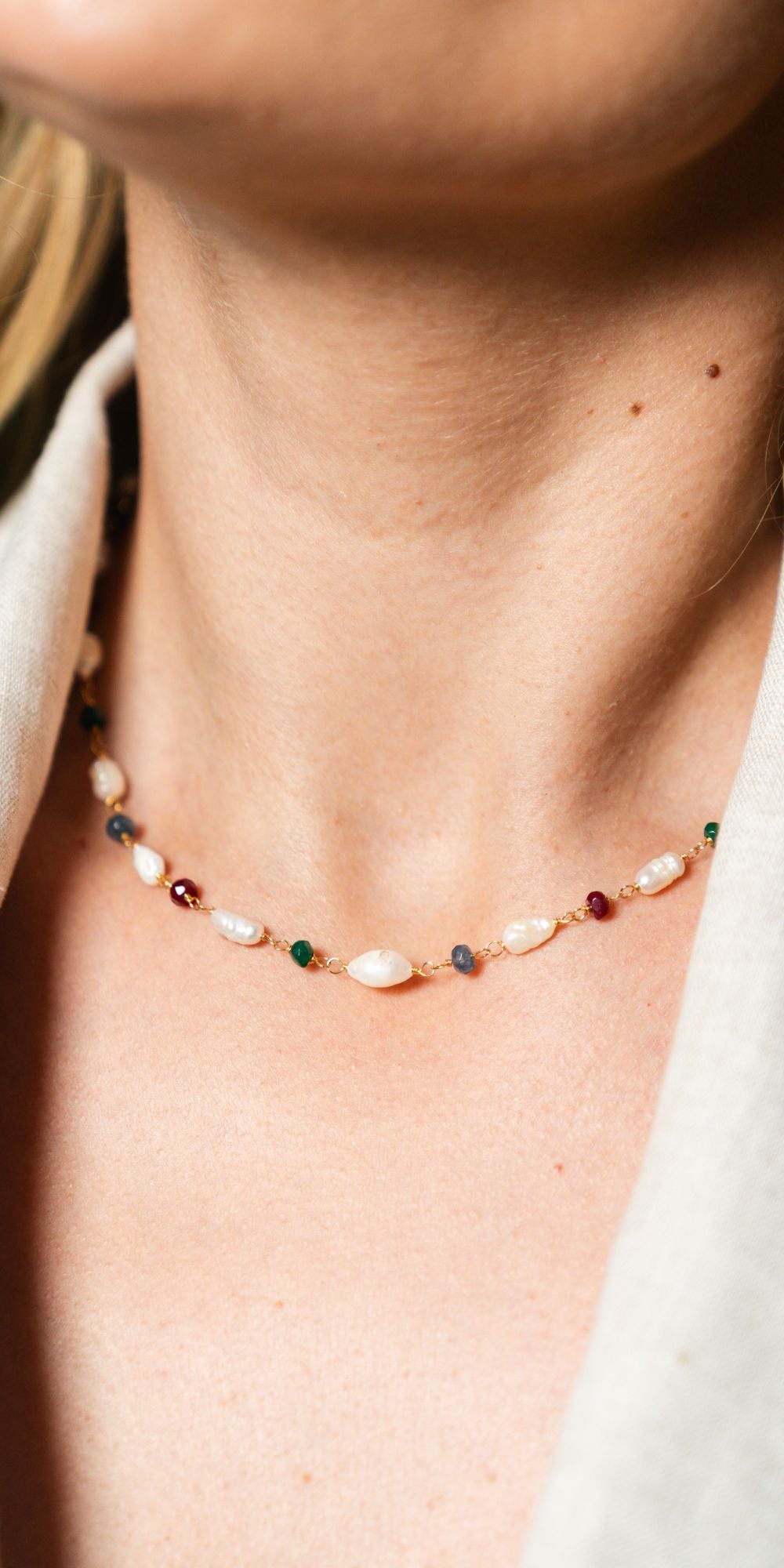 Colar Lili Curto com Pedras Naturais e Pérolas de Água Doce Banho de Ouro 18k