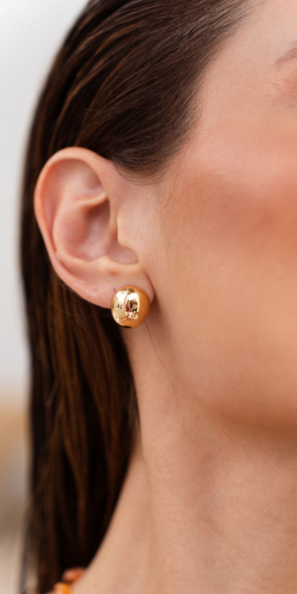 Brinco Julia de Bola Encaixe Banho de Ouro 18k