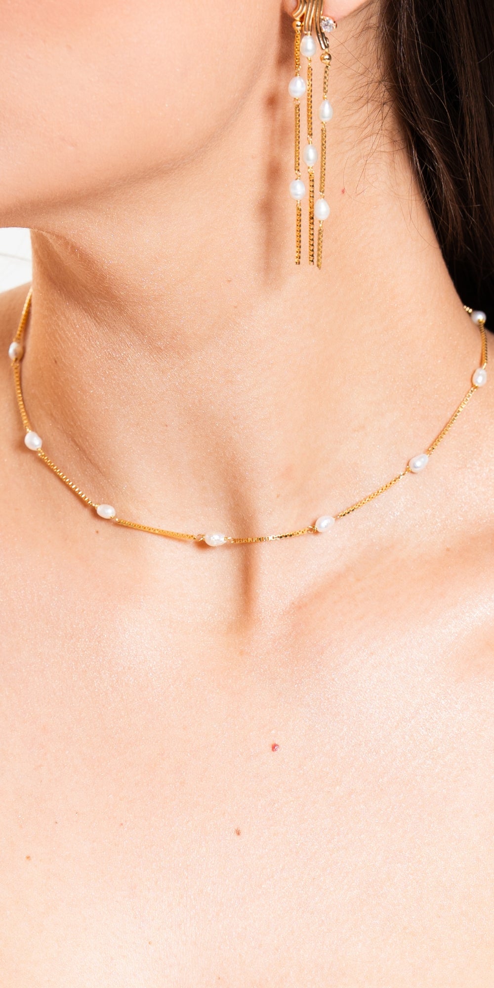 Colar Gaia Curto de Pérolas de Água Doce Banho de Ouro 18k