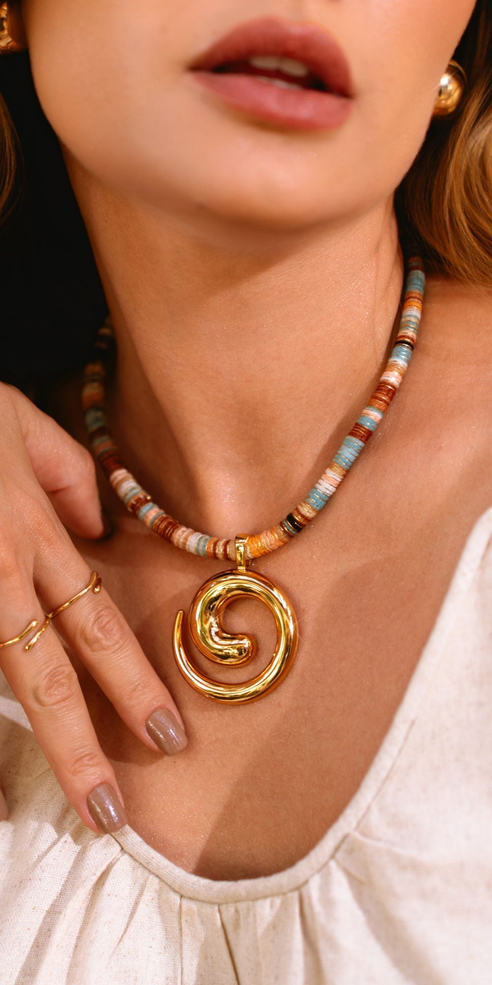 Colar Susi com Pingente Espiral em Cordão de Tecido Banho de Ouro 18k