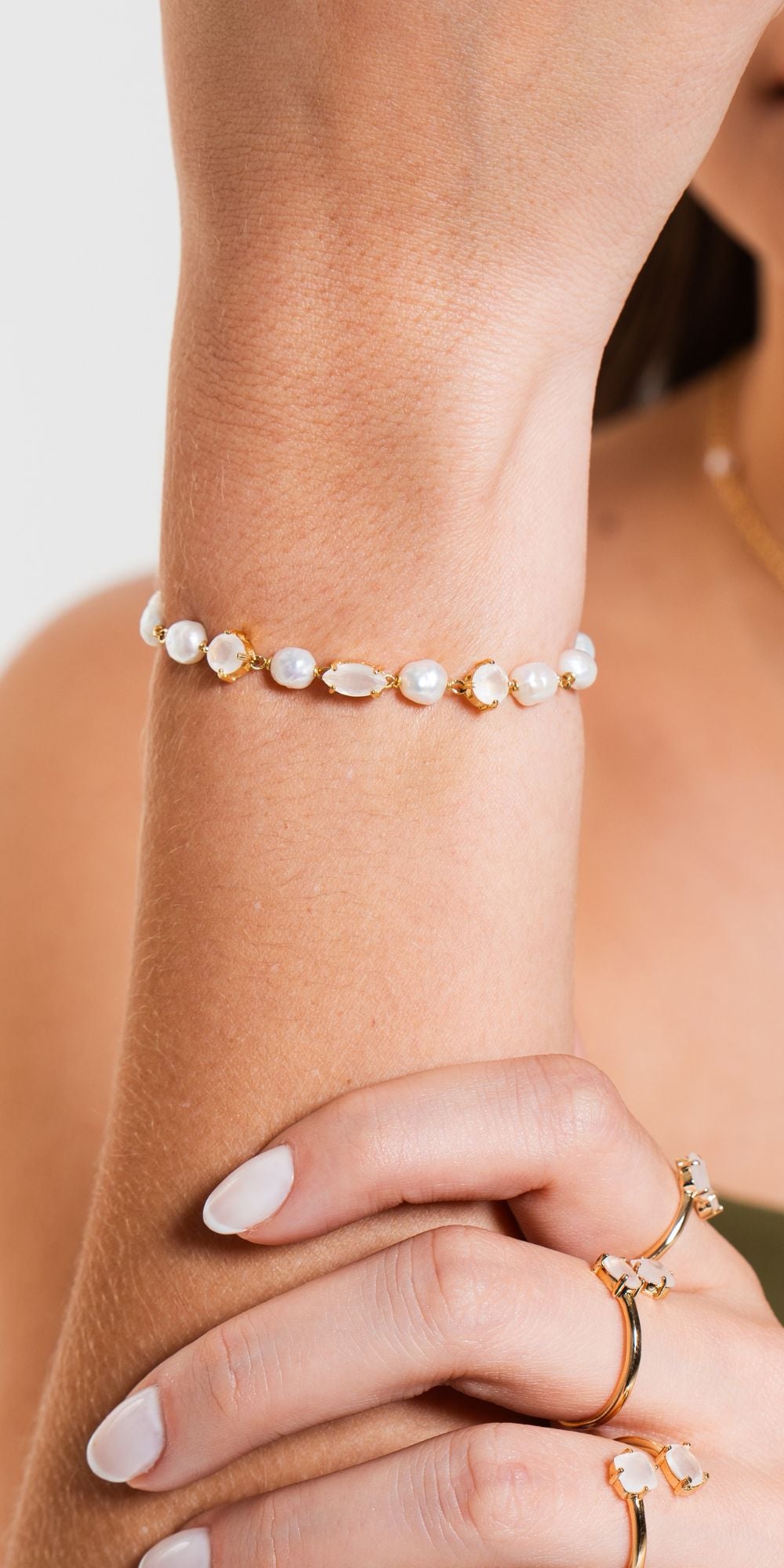 Pulseira Lila de Pérolas de Água Doce com Cristais Banho de Ouro 18k