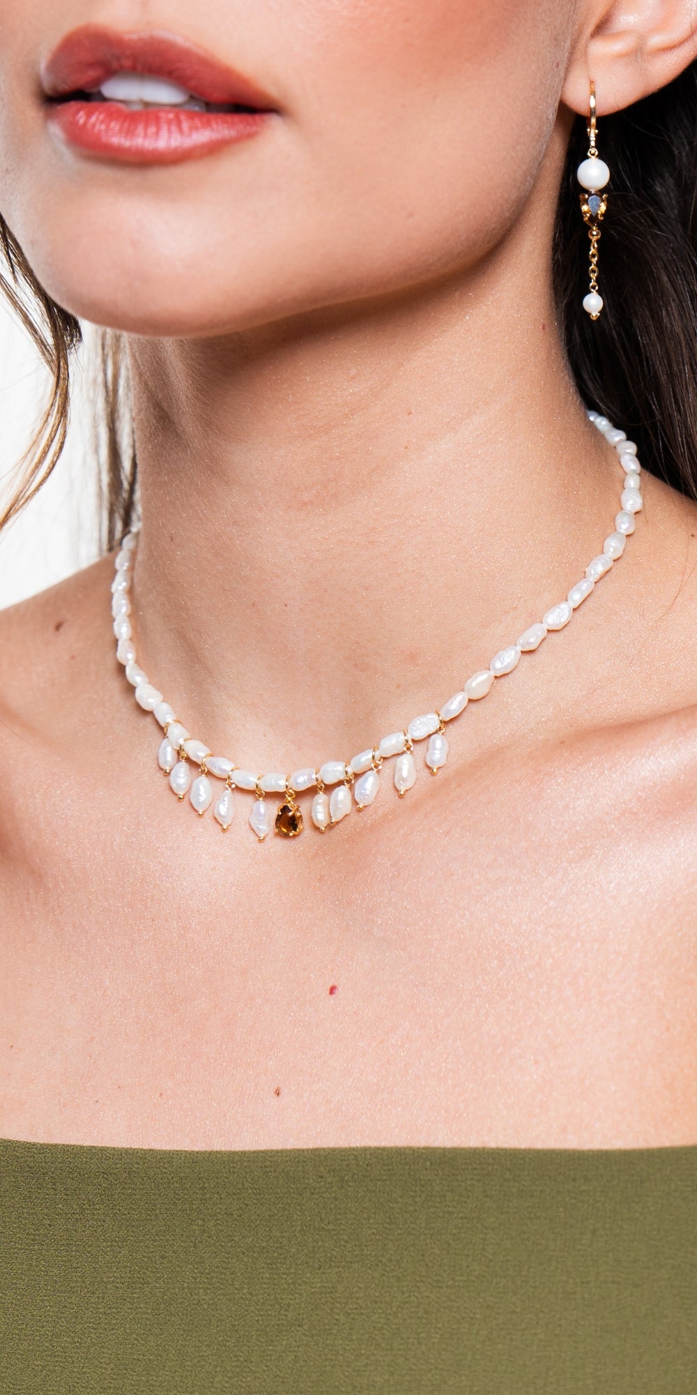 Colar Aya com Gota Cravação de Cristal Banho de Ouro 18k