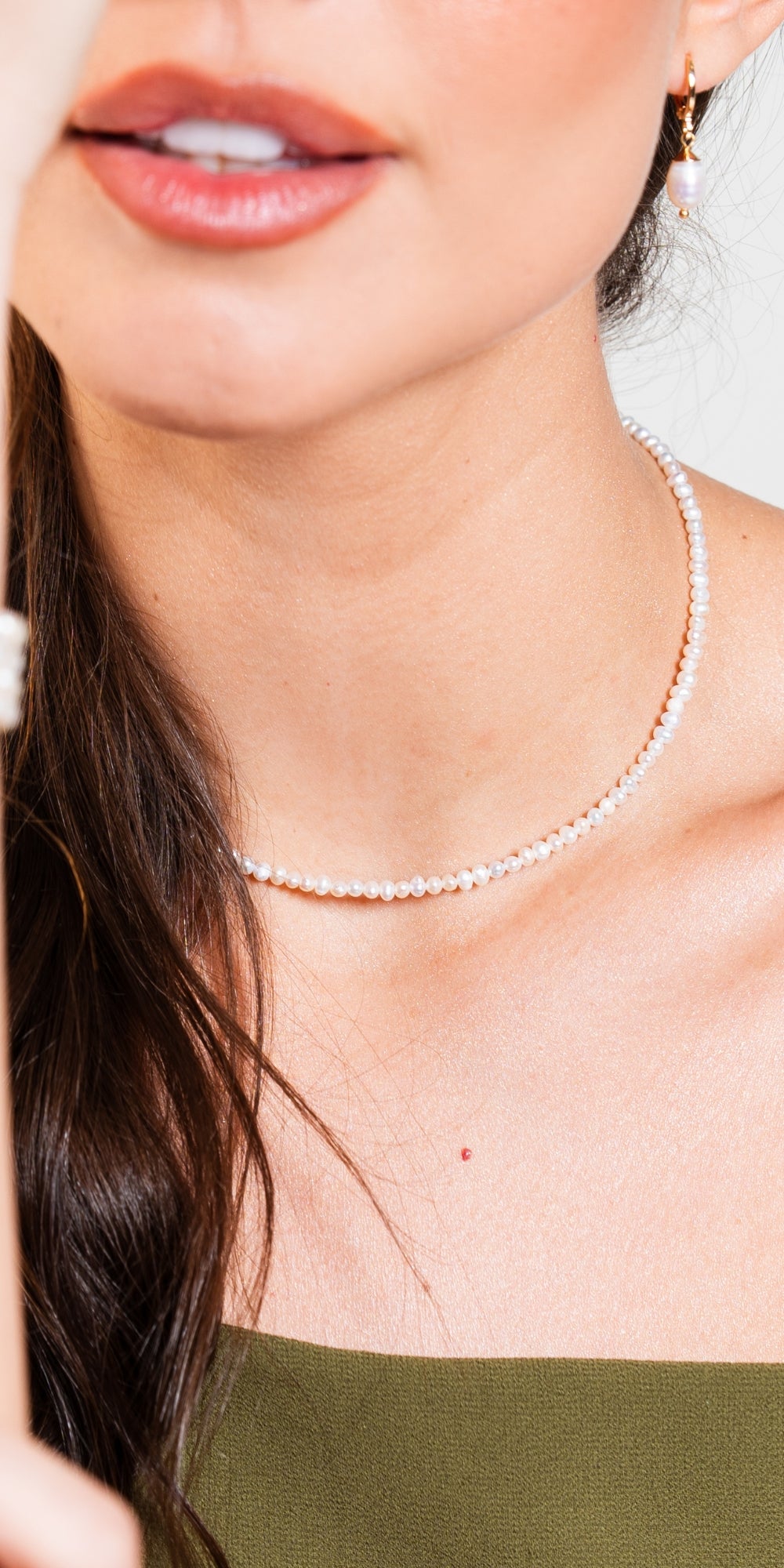 Colar Alma Curto de Pérolas de Água Doce Banho de Ouro 18k