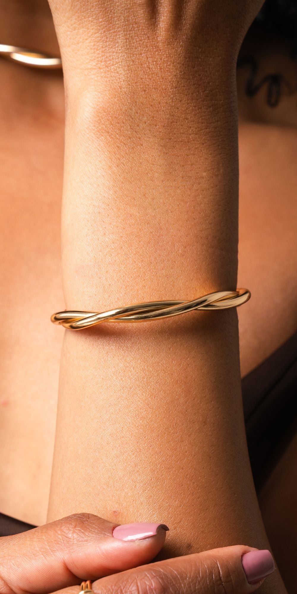 Pulseira Nara Rígida Minimalista Banho de Ouro 18k