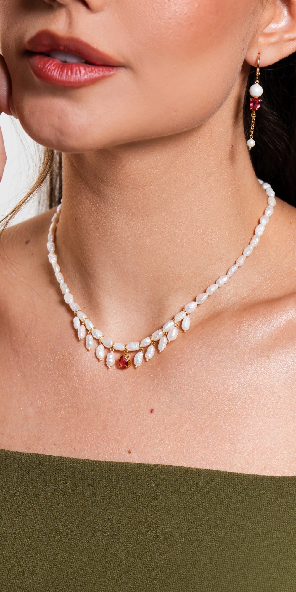 Colar Aya com Gota Cravação de Cristal Banho de Ouro 18k