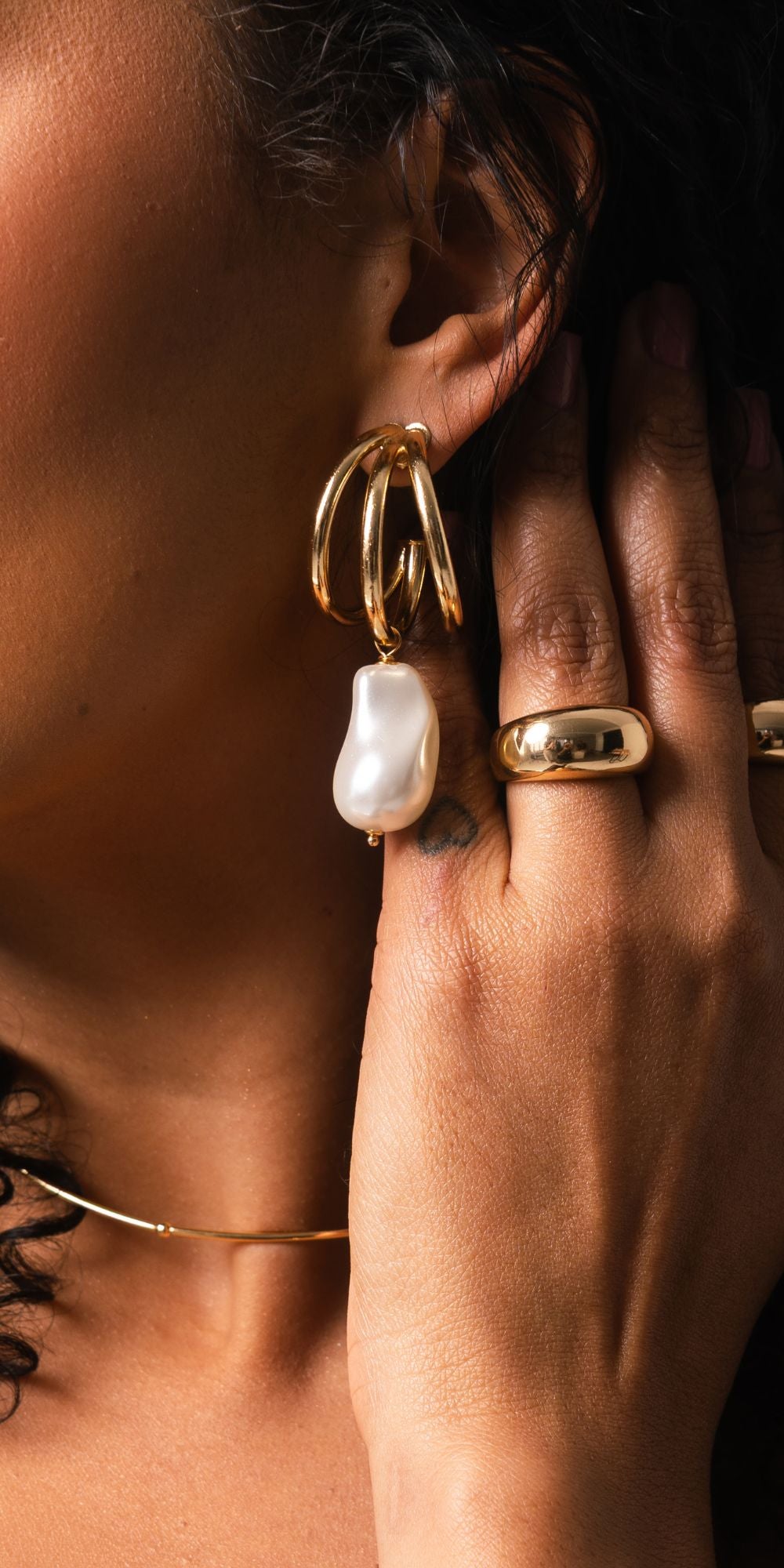 Brinco Aura de Argola com Pérola Banho de Ouro 18k