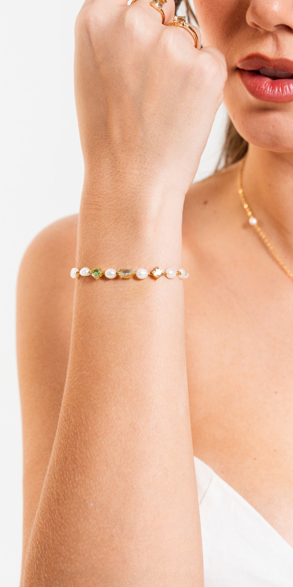 Pulseira Lila de Pérolas de Água Doce com Cristais Banho de Ouro 18k