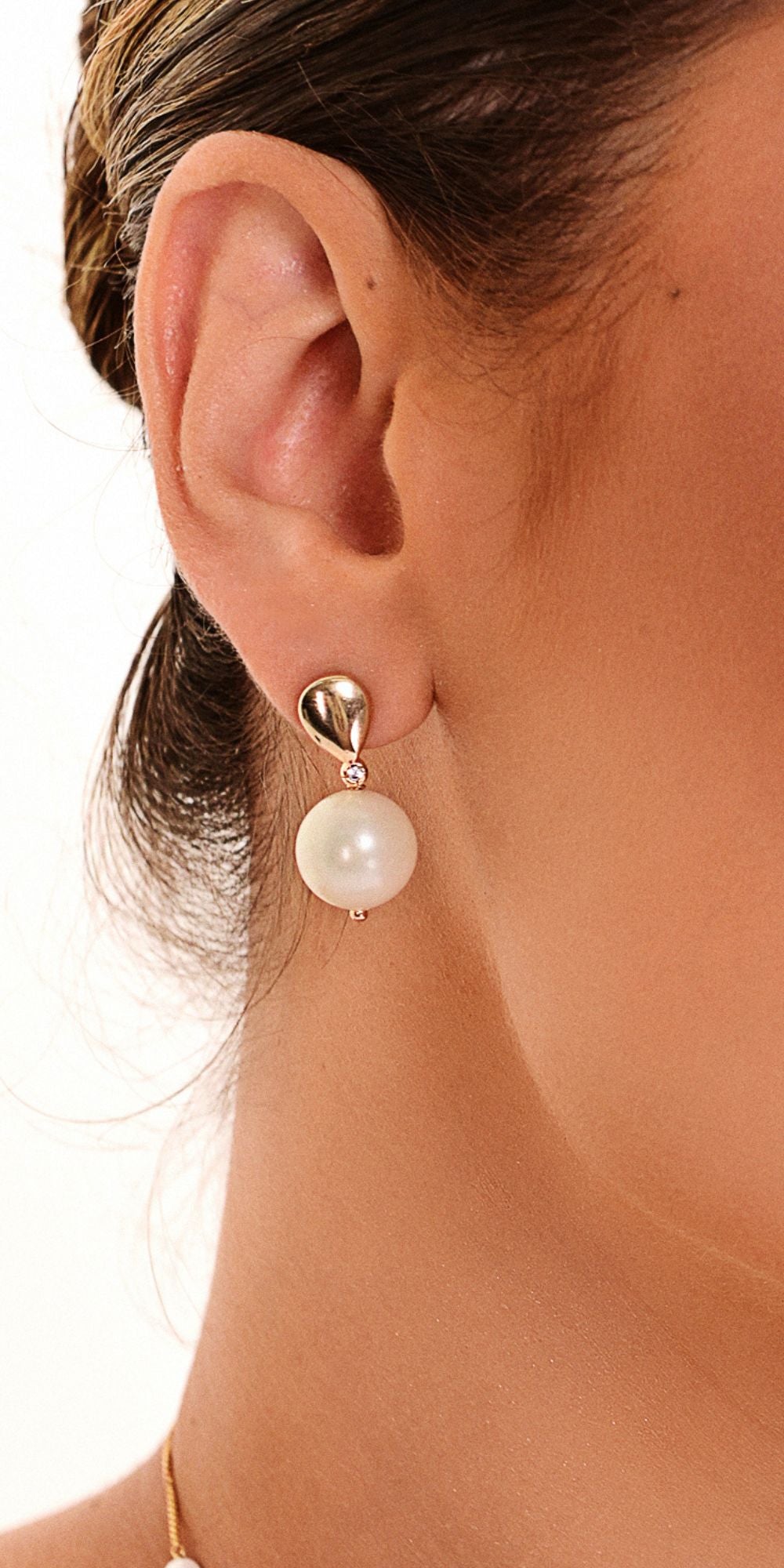 Brinco Ema Pérola Shell Clássico Banho de Ouro 18k