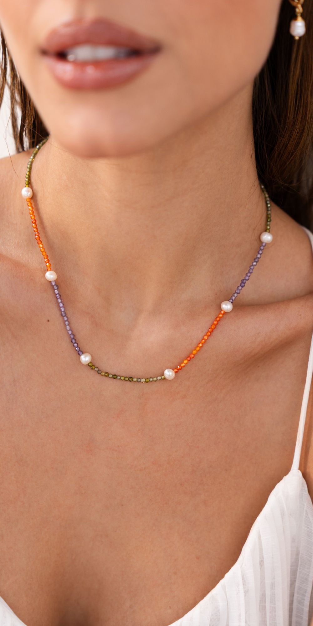 Colar Téa Curto Colorido com Zircônias e Pérolas Água Doce Banho de Ouro 18k