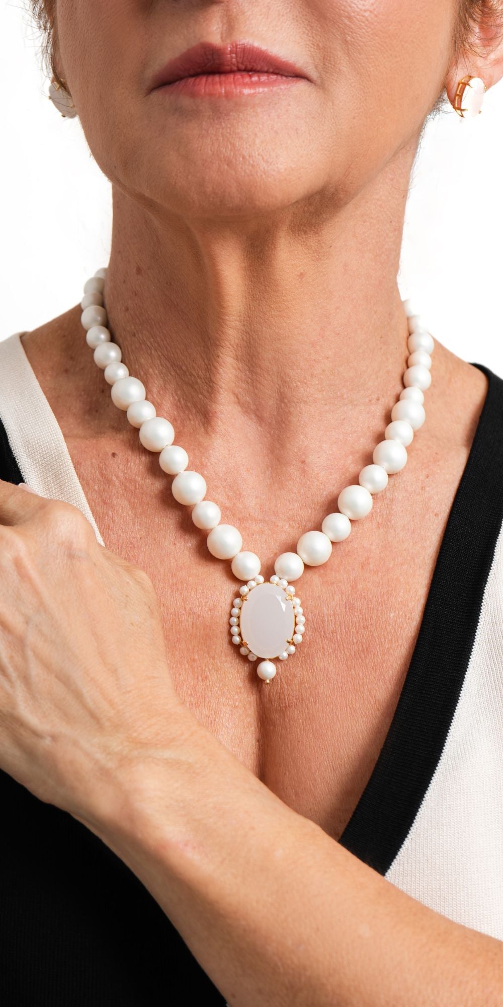 Colar Cida Maxi com Pérolas Shell e Cristais Gelo Banho de Ouro 18k