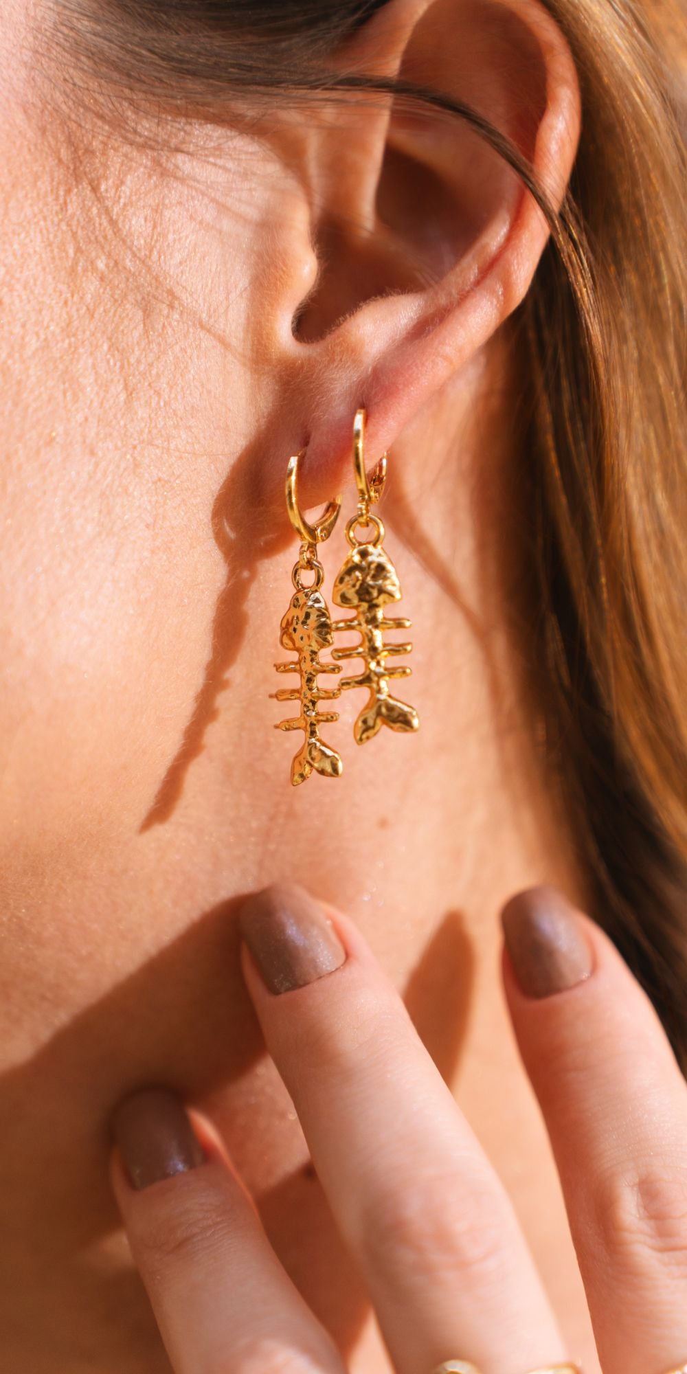 Brinco Eva de Argola com Pingente de Peixe Banho de Ouro 18k