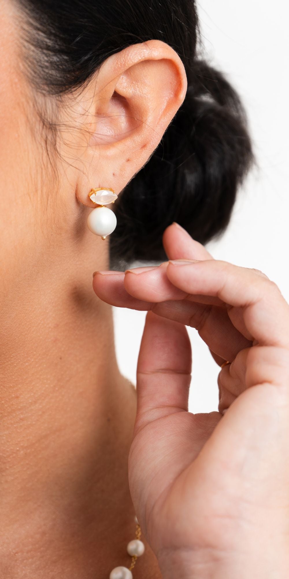 Brinco Mônica com Pérola Shell 10mm e Cristal Gelo Banho de Ouro 18k