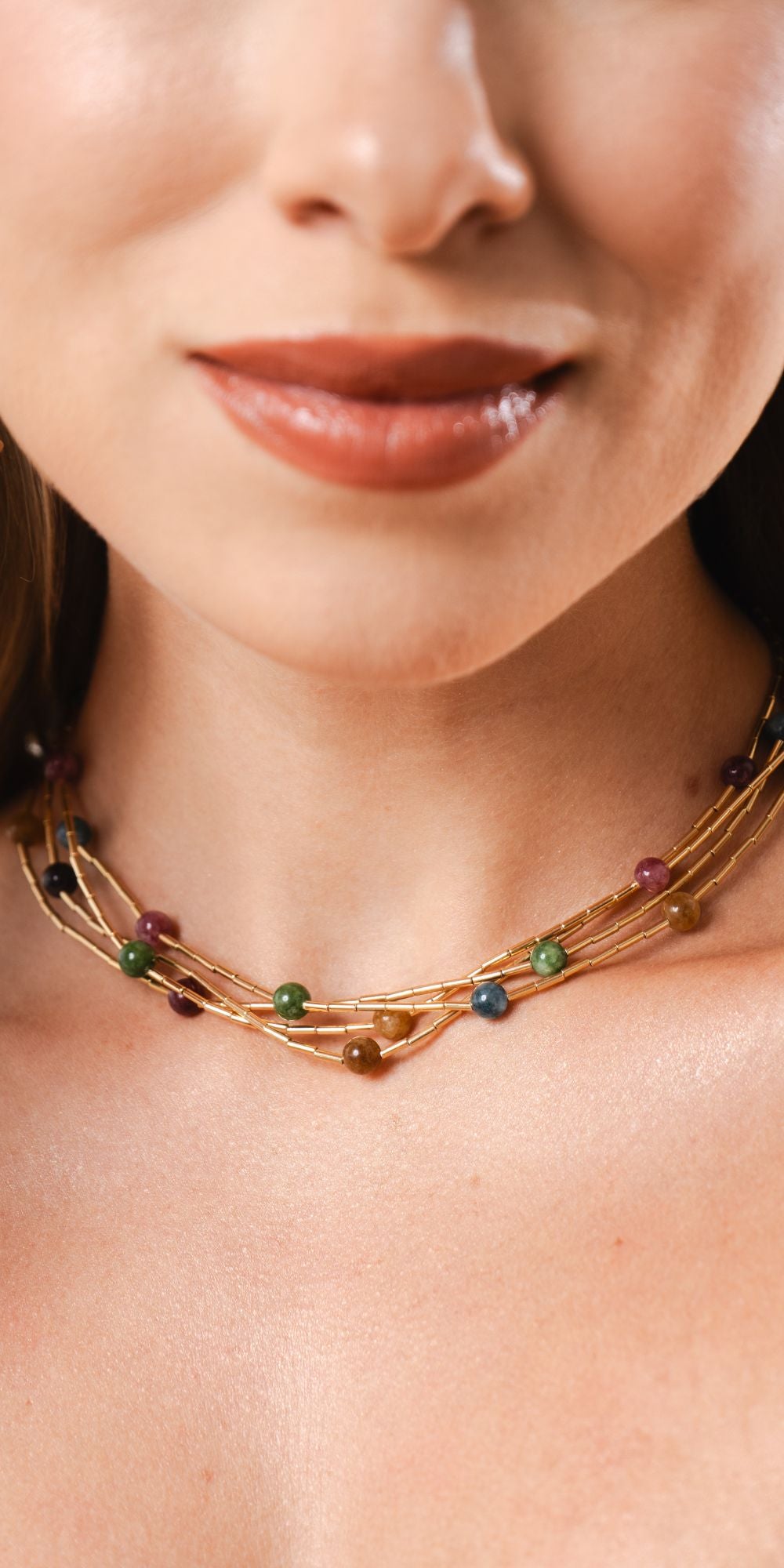 Colar Joana Multifios Colorido Jade Turmalina Canutilhos Banho de Ouro 18k