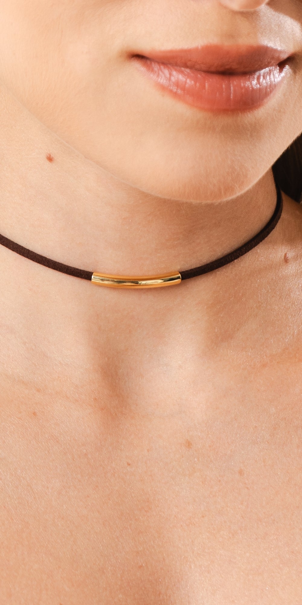 Colar Indie Curto com Tubo Dourado Banho de Ouro 18k