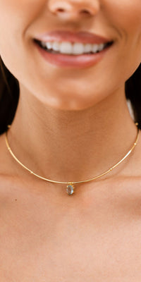 Colar Tamires Curto com Pedras Cristais Banho de Ouro 18k