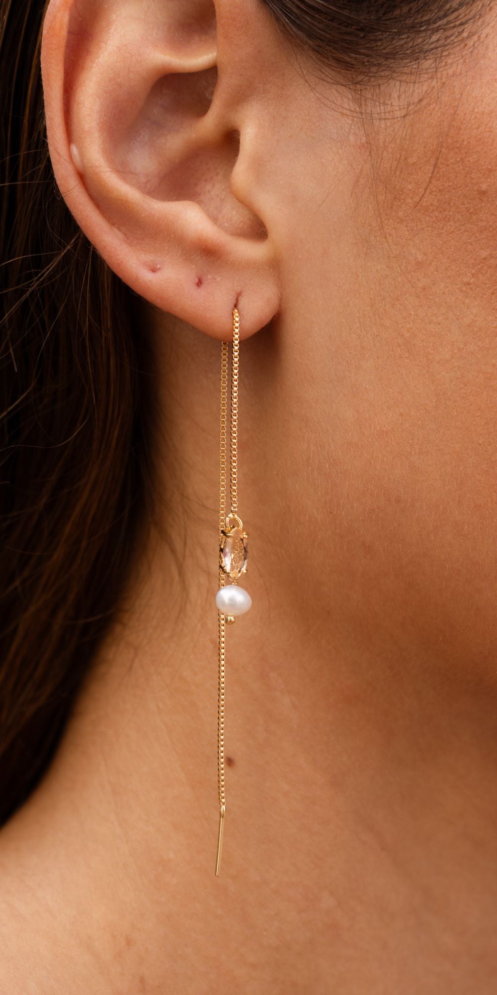 Brinco Fê Fio Longo Pérola Cristal Banho de Ouro 18k