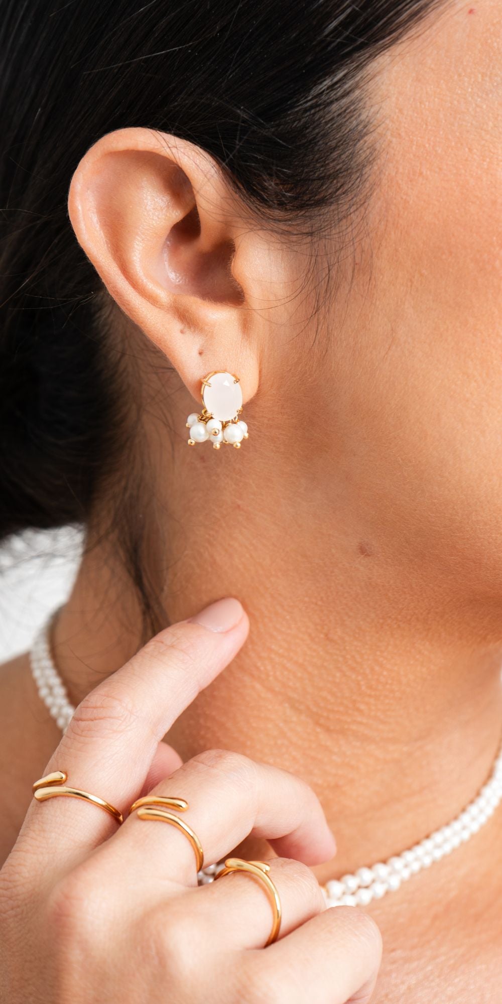 Brinco Theodora com Pérolas Shell e Cristal Gelo Banho de Ouro 18k