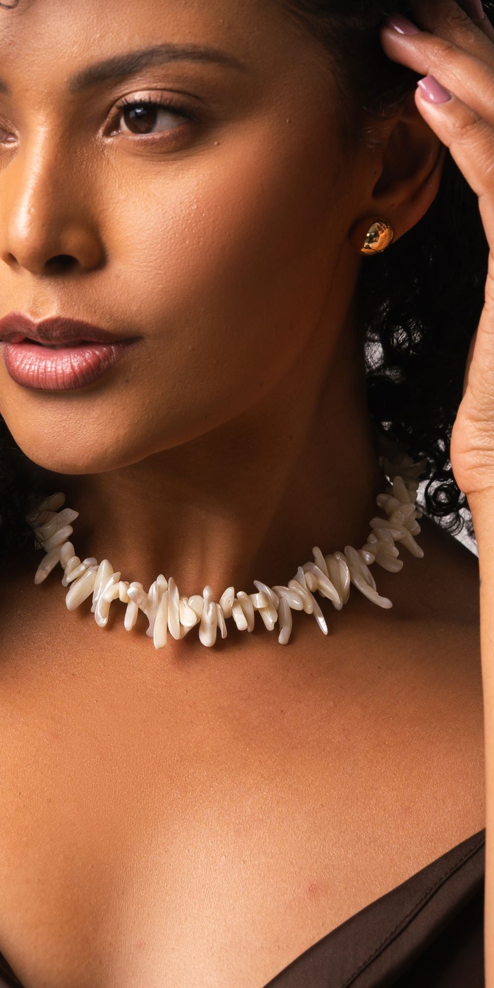 Colar Elara Curto com Madrepérolas Banho de Ouro 18k