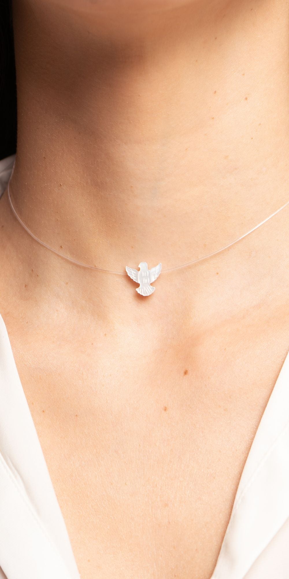 Colar Antonella Pingente Espírito Santo Madre Pérola Delicado Banho de Ouro 18k