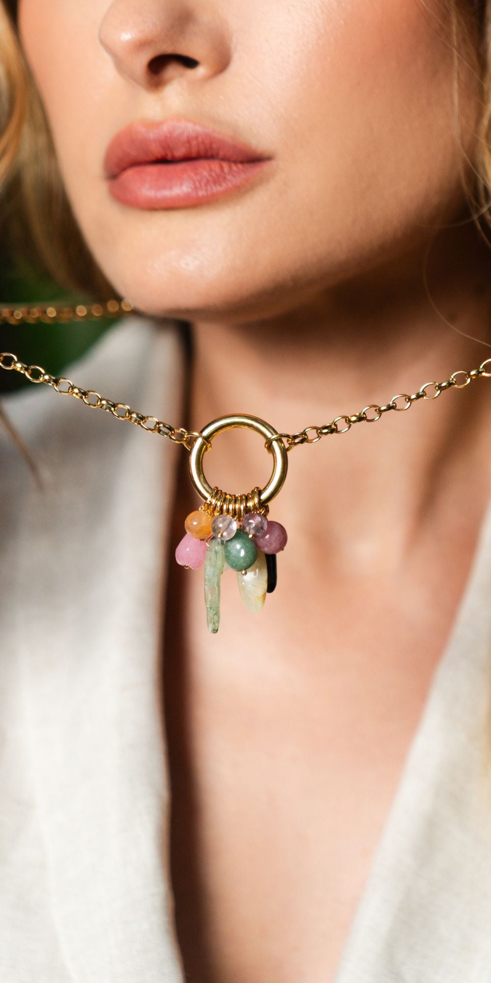 Colar Capri Longo com Pingentes e Pedras Banho de Ouro 18k