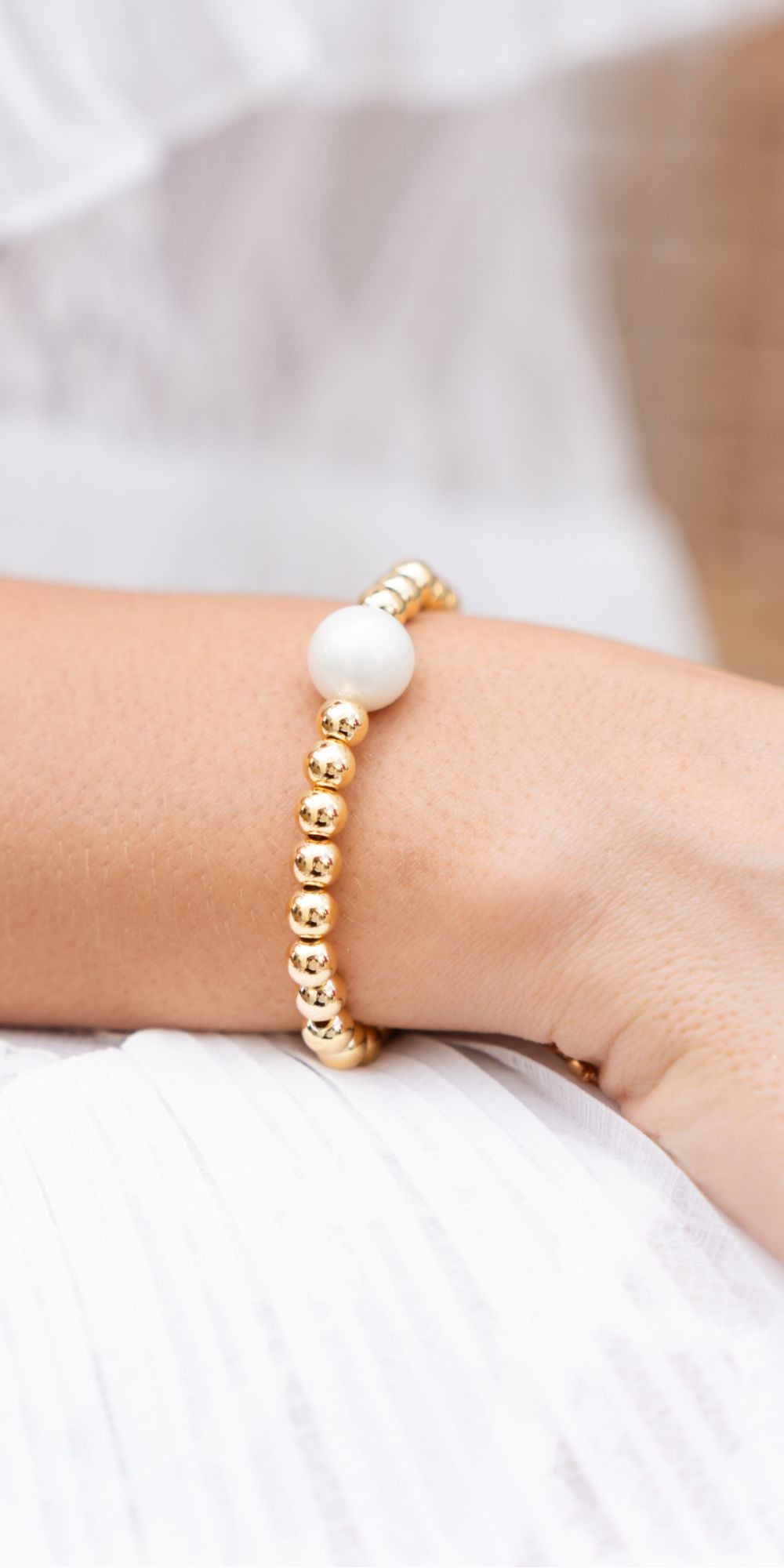 Pulseira Jô Ajustável com Pérola Shell e Esferas Douradas Banho de Ouro 18k